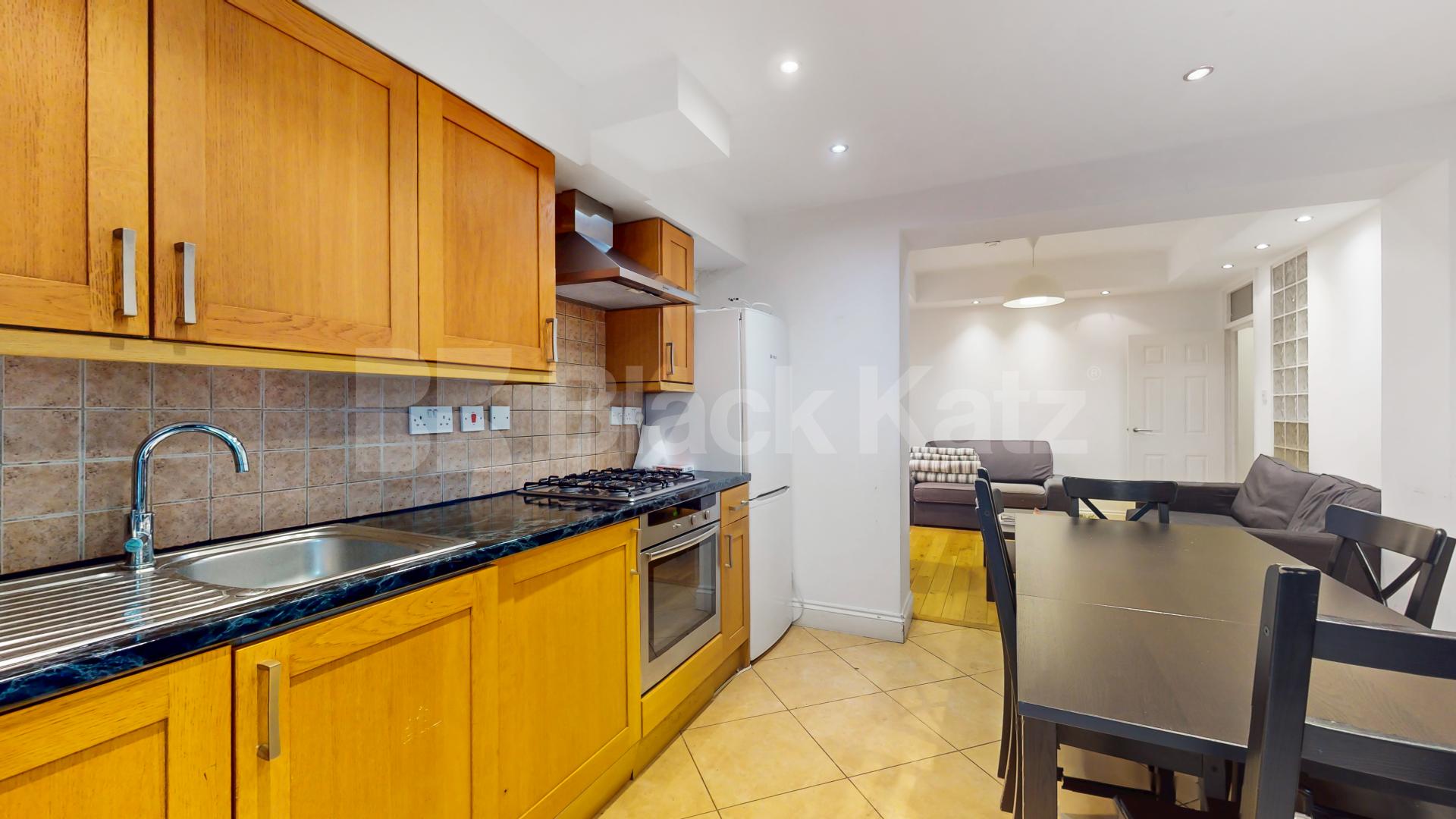 Stylish 3 Bedroom Flat on Quiet Residential Street Rochester Road, Camden